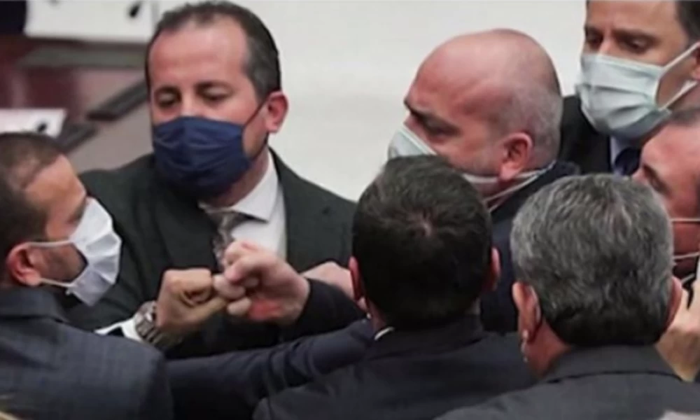 Τούρκοι βουλευτές μετέτρεψαν σε... παλαίστρα το κοινοβούλιο!